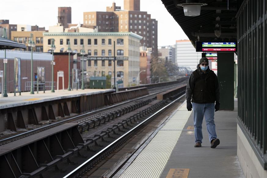 Άνδρας σε (έρημο) σταθμό τρένου της Νέας Υόρκης (AP Photo/Mark Lennihan)