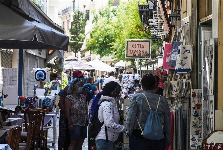 Από τον υπερτουρισμό υποφέρουν οι μόνιμοι κάτοικοι της Πλάκας (Eurokinissi)