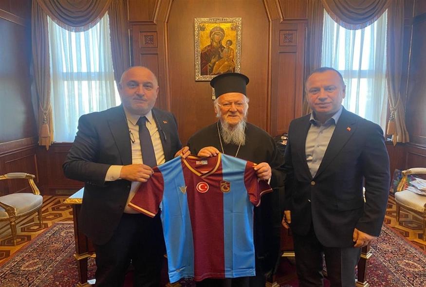 Ο Πατριάρχης Βαρθολομαίος φωτογραφήθηκε με την φανέλα της Trabzonspor