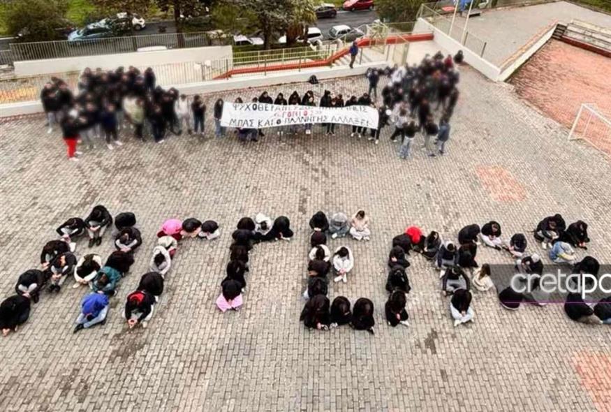 Ηράκλειο Κρήτης: Συγκίνησαν μαθητές - Σχημάτισαν το όνομα του αδικοχαμένου Άγγελου/cretapost.gr