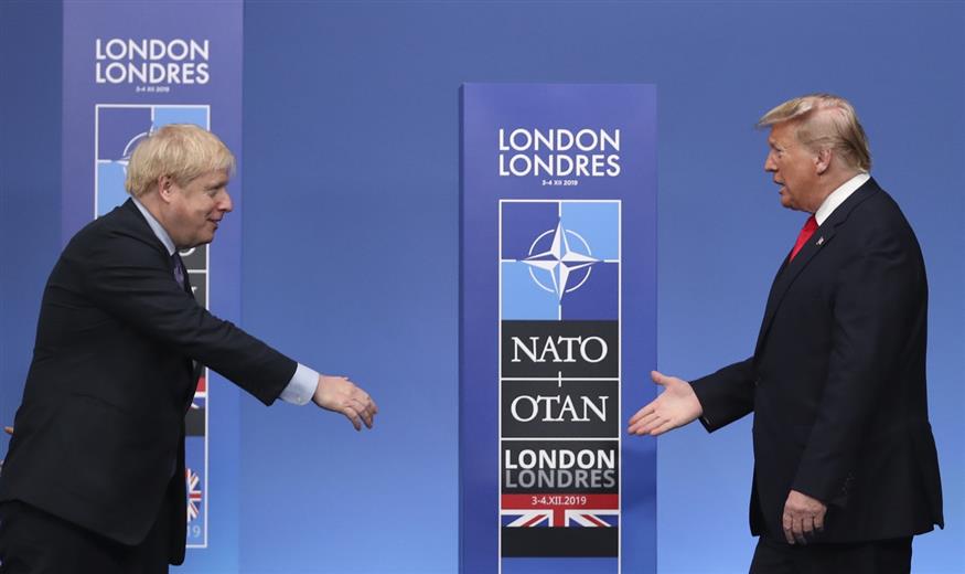 Οι Τζόνσον και Τραμπ στη Σύνοδο του ΝΑΤΟ (AP Photo/Francisco Seco)