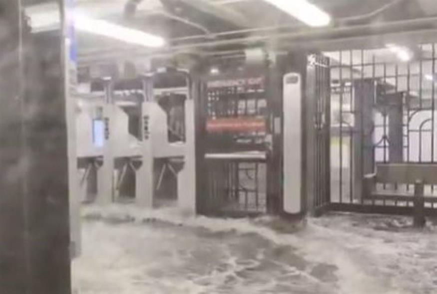 Σκηνές χάους στην Νέα Υόρκη – Πλημμύρισε το μετρό (Video Capture)