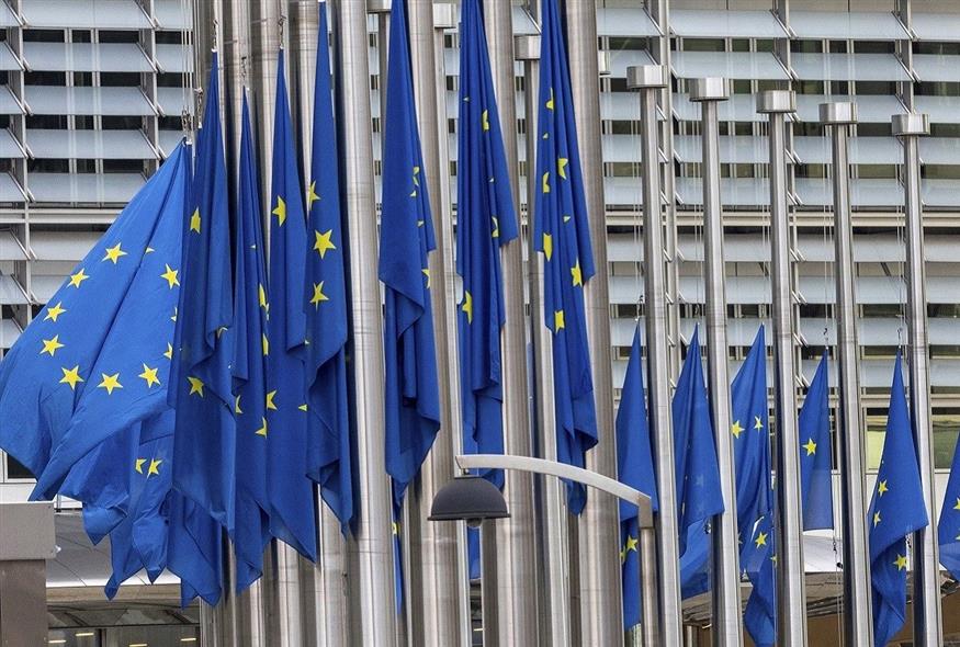 Σημαίες της ΕΕ έξω από το Ευρωκοινοβούλιο στις Βρυξέλλες (Associated Press)