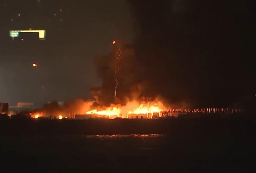 Φωτιά σε φορτηγίδες (AP)