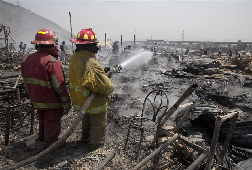 Πυροσβέστες επιχειρούν σε πυρκαγιά στο Περού (φωτογραφία αρχείου / Associated Press)