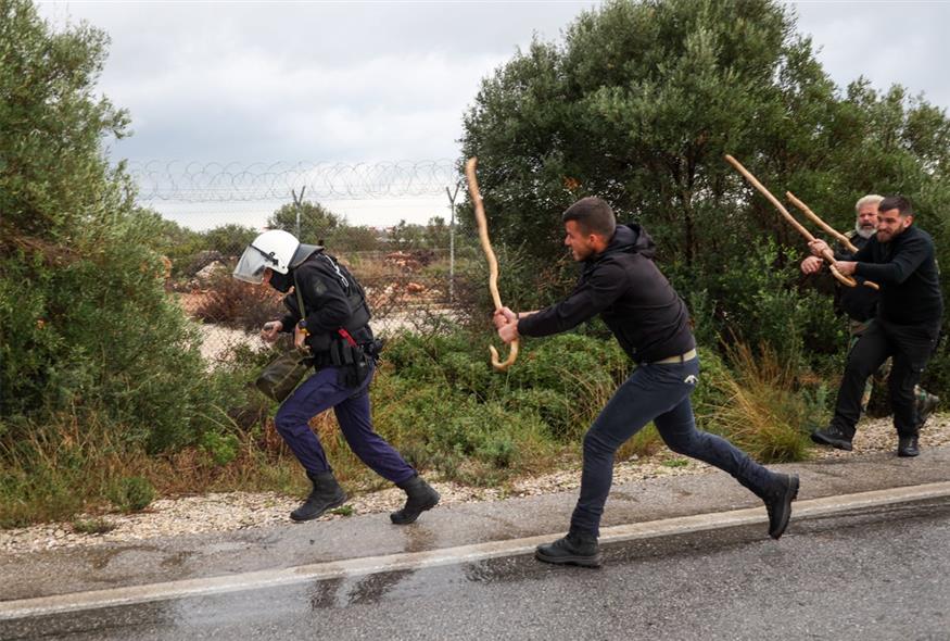 Έκρυθμη η κατάσταση στην Κρήτη: Κατάληψη από αγρότες στο αεροδρόμιο Ηρακλείου - Επεισόδια με χημικά στα Χανιά