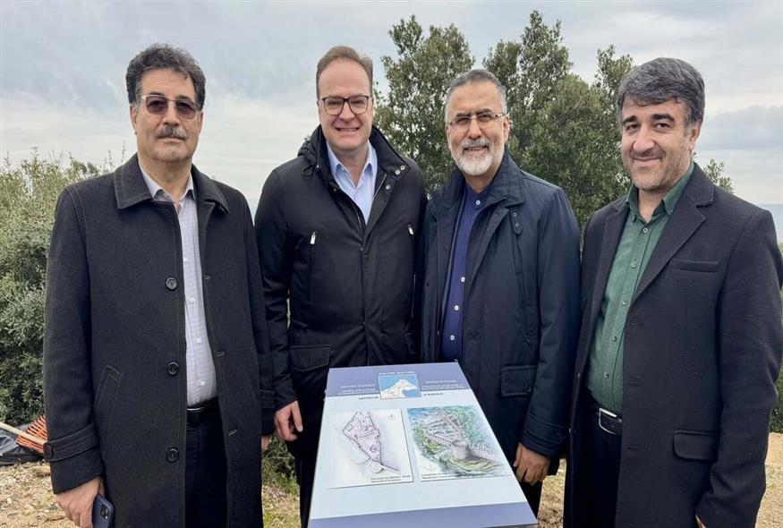 Ο δήμαρχος Αριστοτέλη Στέλιος Βαλιάνος με τον Υπουργό Πολιτισμού του Ιράν και την αντιπροσωπεία του στη Νέα Ρόδα Χαλκιδικής μπροστά από έναν χάρτη με τη Διώρυγα του Ξέρξη. Ο δήμαρχος Αριστοτέλη Στέλιος Βαλιάνος με τον Υπουργό Πολιτισμού του Ιράν και την αντιπροσωπεία του στη Νέα Ρόδα Χαλκιδικής μπροστά από έναν χάρτη με τη Διώρυγα του Ξέρξη.
