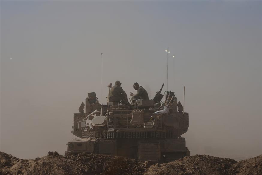 Ισραηλινοί στρατιώτες στην οροφή ενός τανκ, κοντά στα σύνορα μεταξύ Ισραήλ και Γάζας (ΑP)