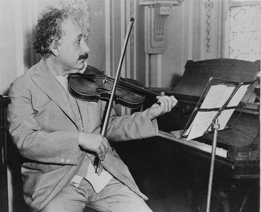 Ελάχιστοι γνωρίζουν ότι ο Αϊνστάιν έπαιζε βιολί (AP Photo)