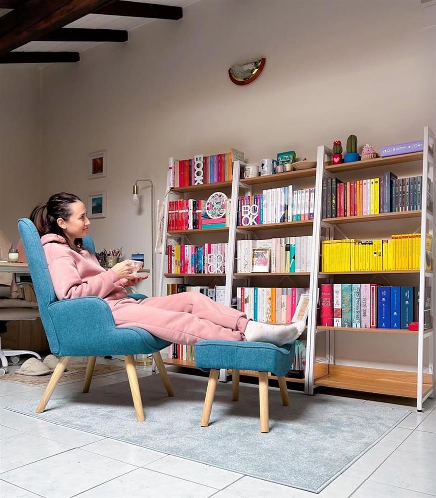 Felicia Kingsley Αρχιτέκτονας στο επάγγελμα, η Serena Artioli άρχισε να γράφει τα πρώτα της μυθιστορήματα τα βράδια, «για να ξεκουράζει το μυαλό από τα σχέδια και τις μετρήσεις» (Copyright: Instagram)