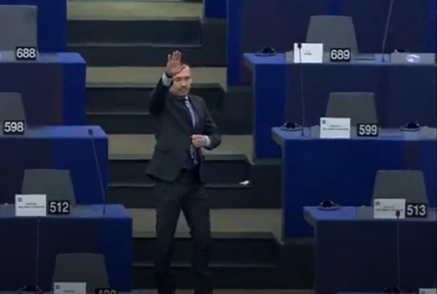 Ο Βούλγαρος ευρωβουλευτής Angel Dzhambazki χαιρέτισε ναζιστικά μέσα στην Ευρωβουλή