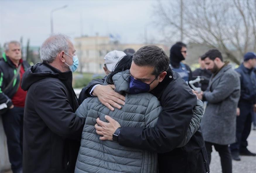 Με συγγενείς θυμάτων στη Λάρισα ο Αλέξης Τσίπρας/Γραφείο Τύπου ΣΥΡΙΖΑ