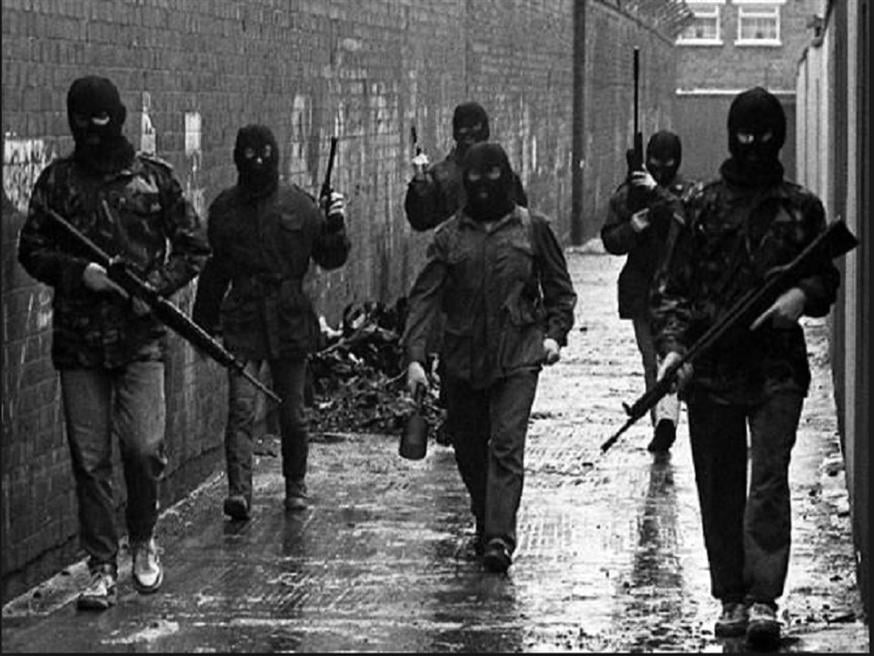 Μαχητές του IRA στους δρόμους του Μπέλφαστ (irishtimes.com)
