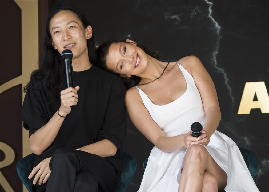 Ο σχεδιαστής Alexander Wang, αριστερά και το μοντέλο Bella Hadid κατά τη διάρκεια συνέντευξης Τύπου στο  διεθνές φεστιβάλ κινηματογράφου στις Κάννες (AP PHOTOS)