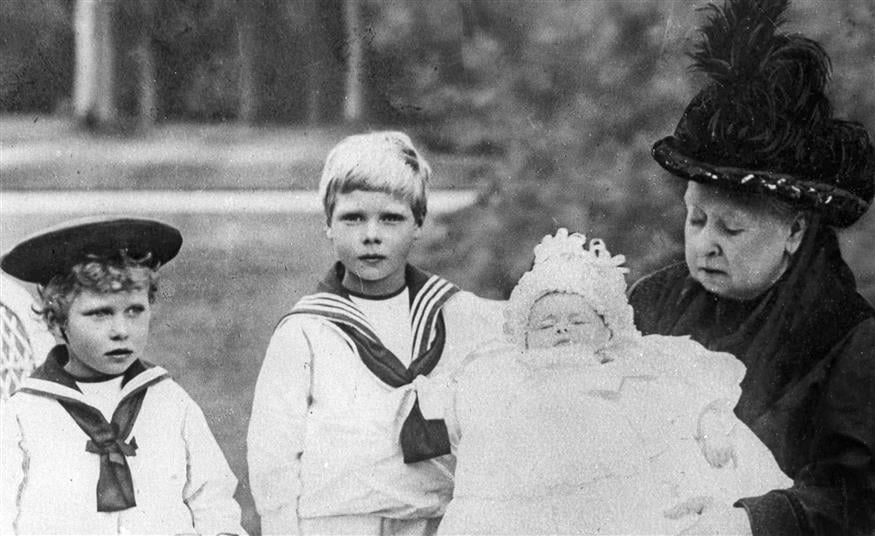 Η βασίλισσα Βικτώρια απεικονίζεται με εγγόνια της στο Osborne το 1900, ένα χρόνο πριν από τον θάνατό της / copyright: AP PHOTOS