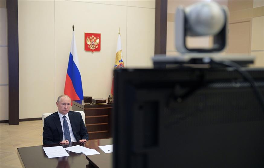 Ο Ρώσος πρόεδρος κατά τη διάρκεια της τηλεδιάσκεψης (Alexei Druzhinin, Sputnik, Kremlin Pool Photo via AP)