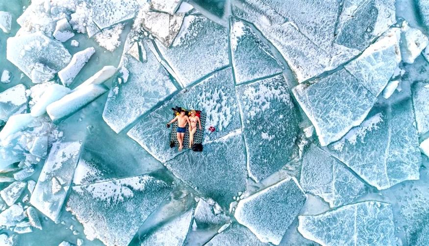 Ο φωτογράφος Alexandr Vlassyuk και μία φίλη κάνουν ηλιοθεραπεία στον πάγο του Καζακστάν (Drone Awards)