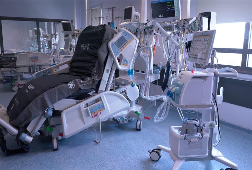 Κρεβάτι και μόνιτορ