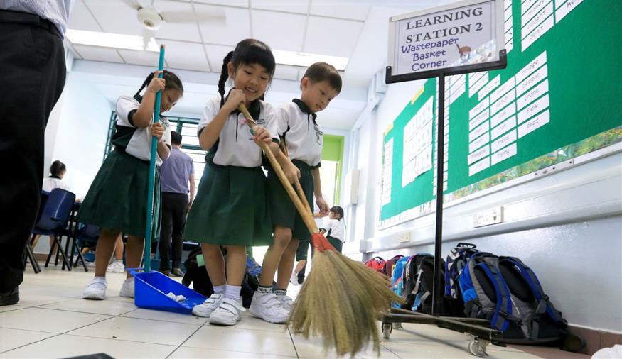 Παιδιά στην Ιαπωνία καθαρίζουν το σχολείο τους και γίνονται υπεύθυνοι πολίτες