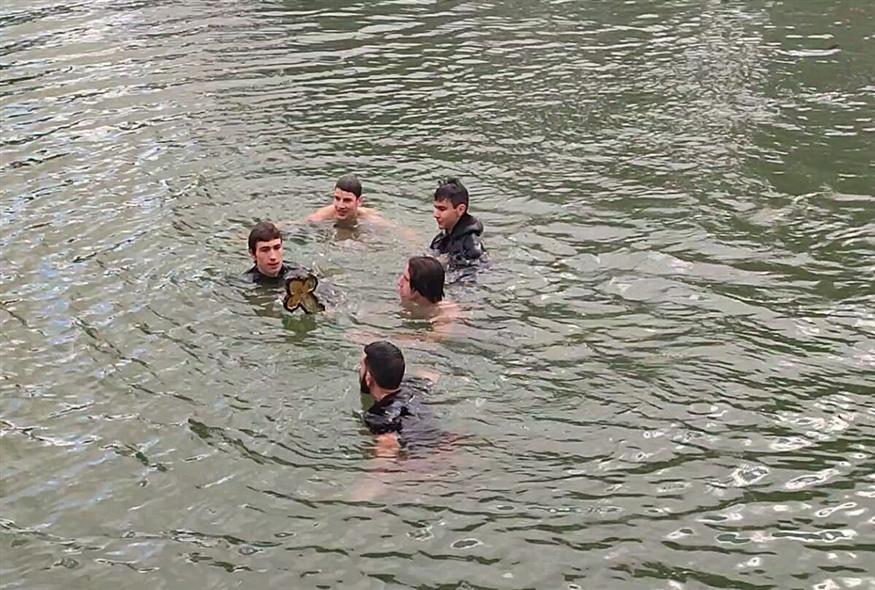 Παρά το ψύχος πέντε παιδιά βούτηξαν στη λίμνη Μπελέτσι για να πιάσουν τον σταυρό