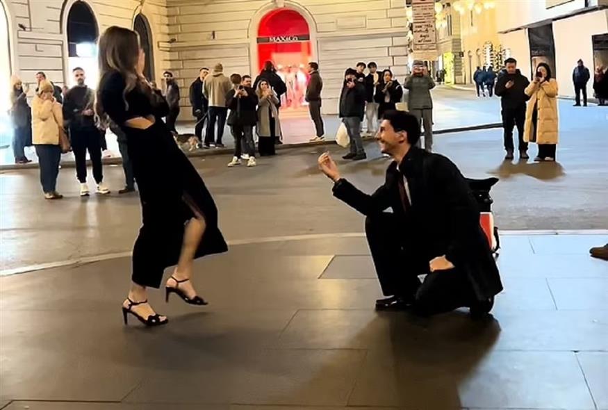 Αποφάσισε να της κάνει πρόταση γάμου σε δρόμο της Ρώμης και... την πάτησε