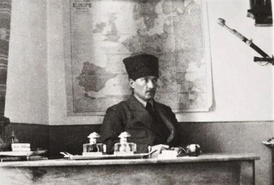 Ο Μουσταφά Κεμάλ στο γραφείο του στην Άγκυρα. Η φωτογραφία ελήφθη στις 3 Μαρτίου 1921 από τον Αμερικανό δημοσιογράφο Κλάρενς Στρέιτ (πηγή: isteataturk.com)