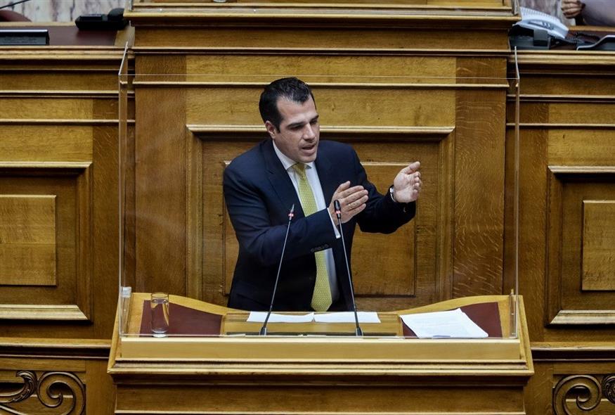 Ο υπουργός υγείας, Θάνος Πλεύρης, στο βήμα της Βουλής (Eurokinissi)