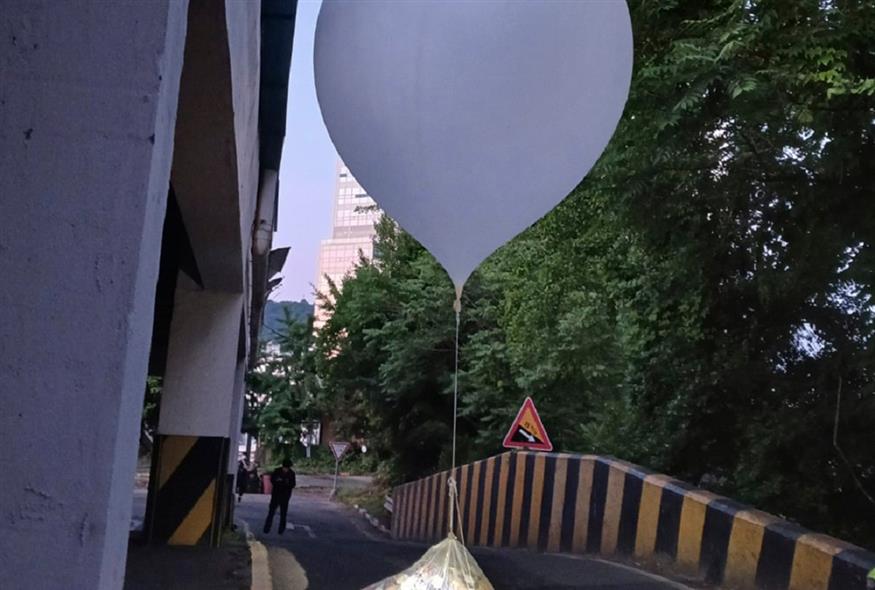 Μπαλόνι με σκουπίδια στη Νότια Κορέα (Incheon Fire Headquarters, via AP)