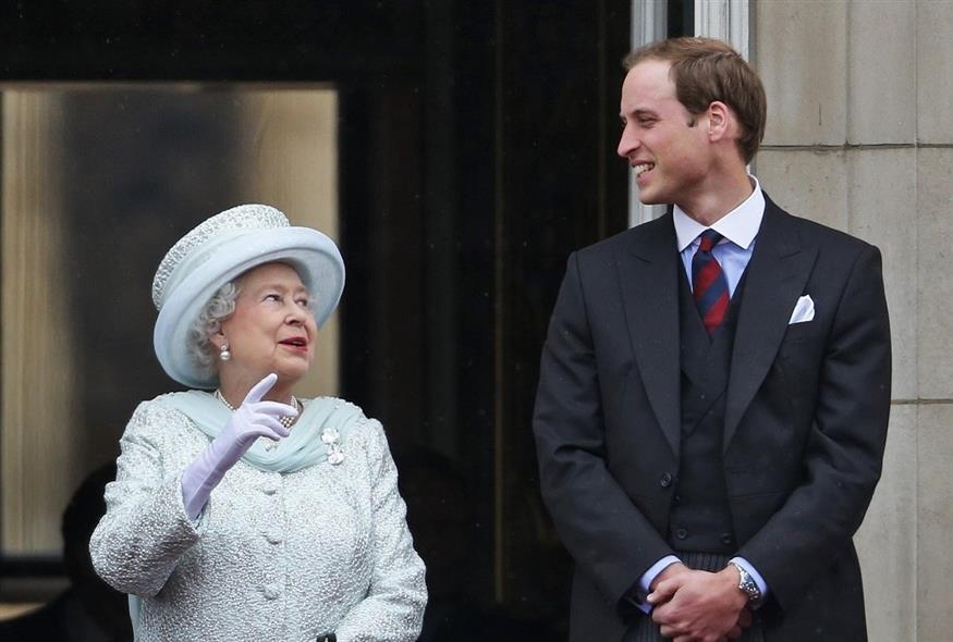 Η βασίλισσα Ελισάβετ με τον εγγονό της, πρίγκιπα Ουίλιαμ το 2012 (Associated Press)