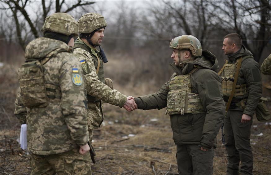 Ο Ουκρανός πρόεδρος Ζελένσκι χαιρετά στρατιώτες στην ανατολική Ουκρανία (φωτογραφία αρχείου AP)