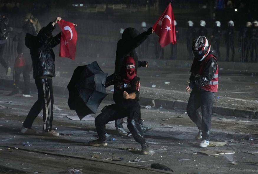 Χιλιάδες διαδήλωσαν για έκτη νύχτα στην Τουρκία (Associated Press)