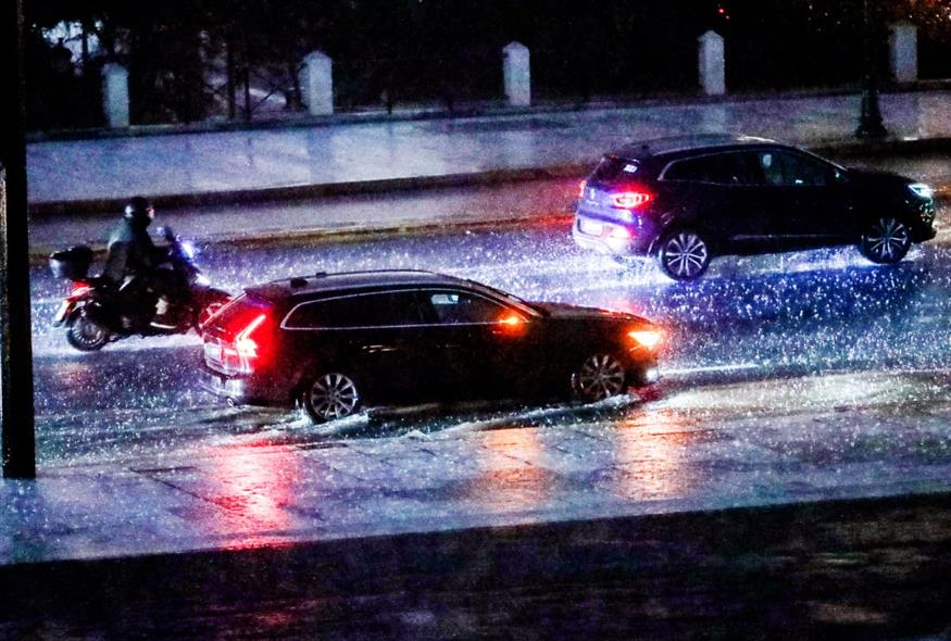 Καταιγίδα στην Αθήνα (ΓΙΑΝΝΗΣ ΠΑΝΑΓΟΠΟΥΛΟΣ/EUROKINISSI) Καταιγίδα στην Αθήνα (ΓΙΑΝΝΗΣ ΠΑΝΑΓΟΠΟΥΛΟΣ/EUROKINISSI)