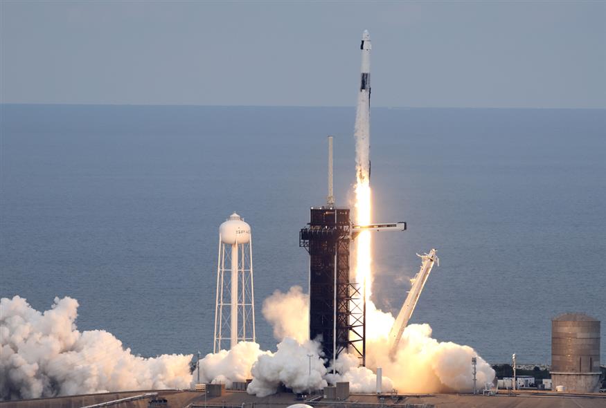 Πύραυλος της SpaceX εκτοξεύτηκε στο Διάστημα - Εντυπωσιακές εικόνες (AP Photo)