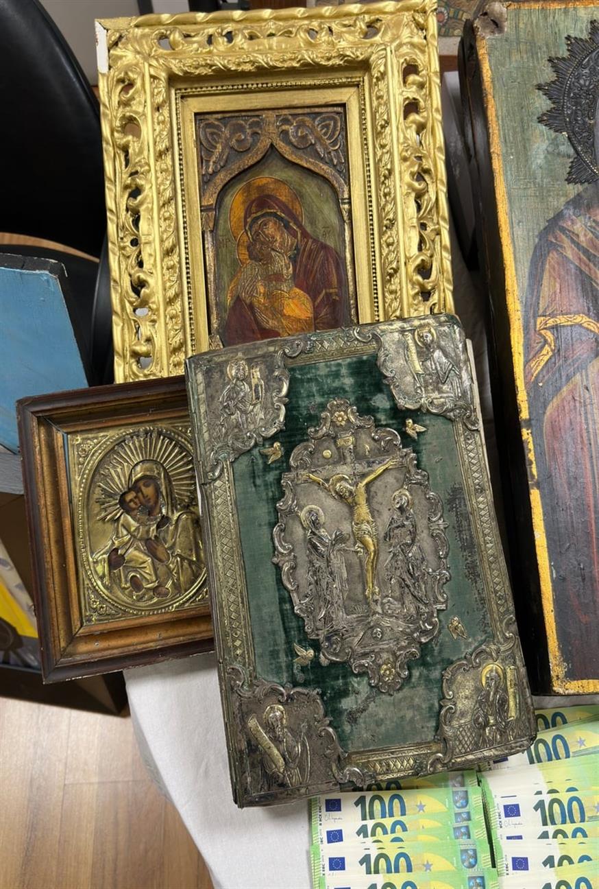 Φωτογραφίες από τα κατασχεθέντα (ΕΛΑΣ) Φωτογραφίες από τα κατασχεθέντα (ΕΛΑΣ)