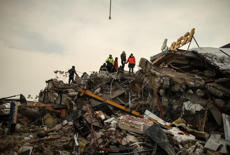 Έρευνες στα ερείπια (AP Photo/Emrah Gurel)