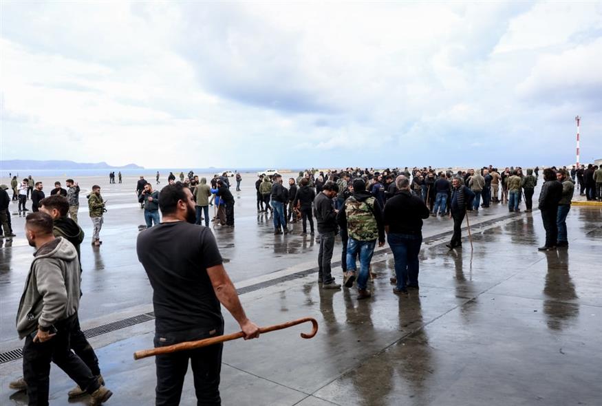 Αγρότες στο αεροδρόμιο του Ηρακλείου (Eurokinissi)