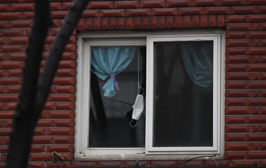 Μάσκα σε παράθυρο νοσοκομείου/(AP Photo/Lee Jin-man)