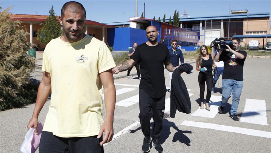 Κάρλος Αράντα (αριστερά) και Ραούλ Μπράβο, κατά την έξοδό τους από την φυλακή