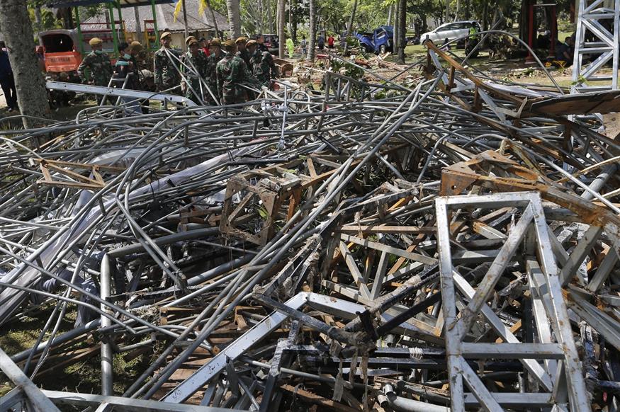 Εικόνες βιβλικής καταστροφής από το τσουνάμι στην Ινδονησία (AP Photo/Tatan Syuflana)