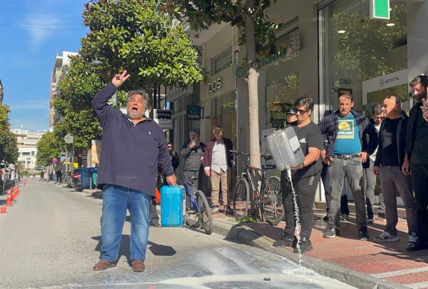 Κτηνοτρόφοι έξω από το γραφείο του Χρήστου Κέλλα (larissanet.gr)