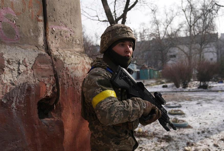 Ένας Ουκρανός στρατιώτης κρατά τη θέση του στο πεδίο της μάχης / AP Photo/Evgeniy Maloletka
