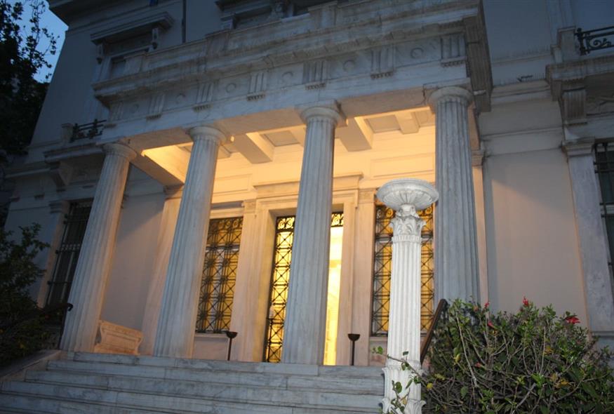 Η είσοδος του κτιρίου που στεγάζει το μουσείο Μπενάκη είναι έργο Τσίλλερ