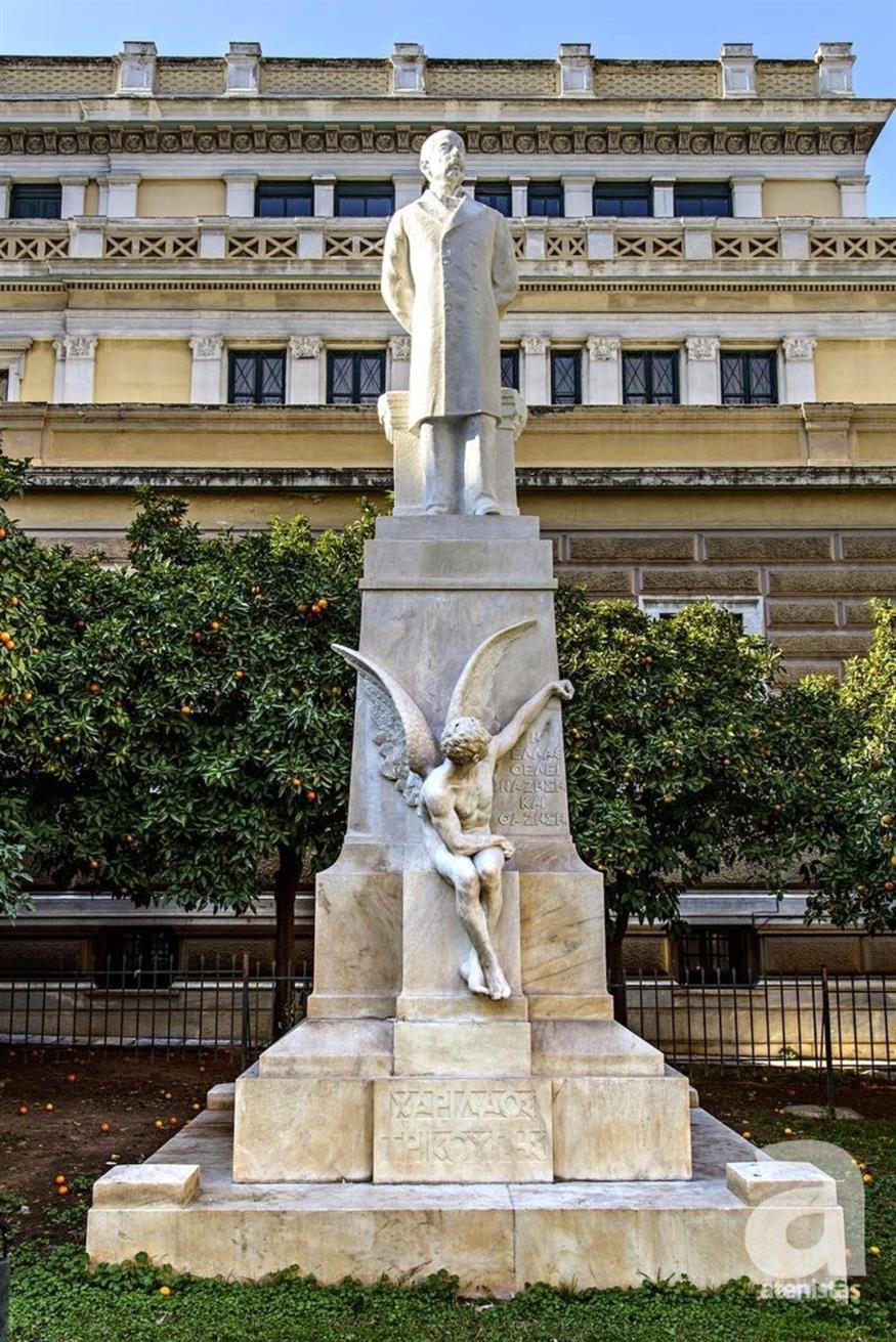 Άγαλμα του Τρικούπη έξω από την Παλιά Βουλή.
