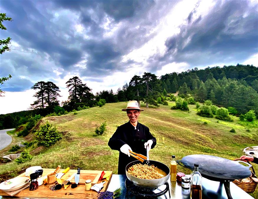 Ο μανιταροσυλλέκτης Ανδρέας Σλιάρας μαγειρεύει στο βουνό / φωτογραφία: Γιώργος Ζαρζώνης