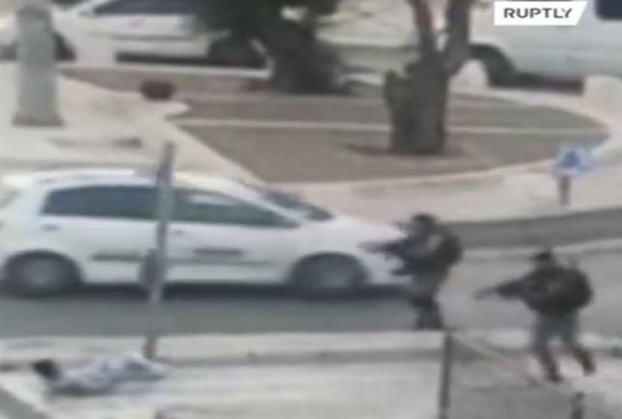 Σοκαριστικό βίντεο στην Ιερουσαλήμ: Αστυνομικοί σκοτώνουν Παλαιστίνιο που  επιτέθηκε με μαχαίρι σε Ισραηλινό | Έθνος