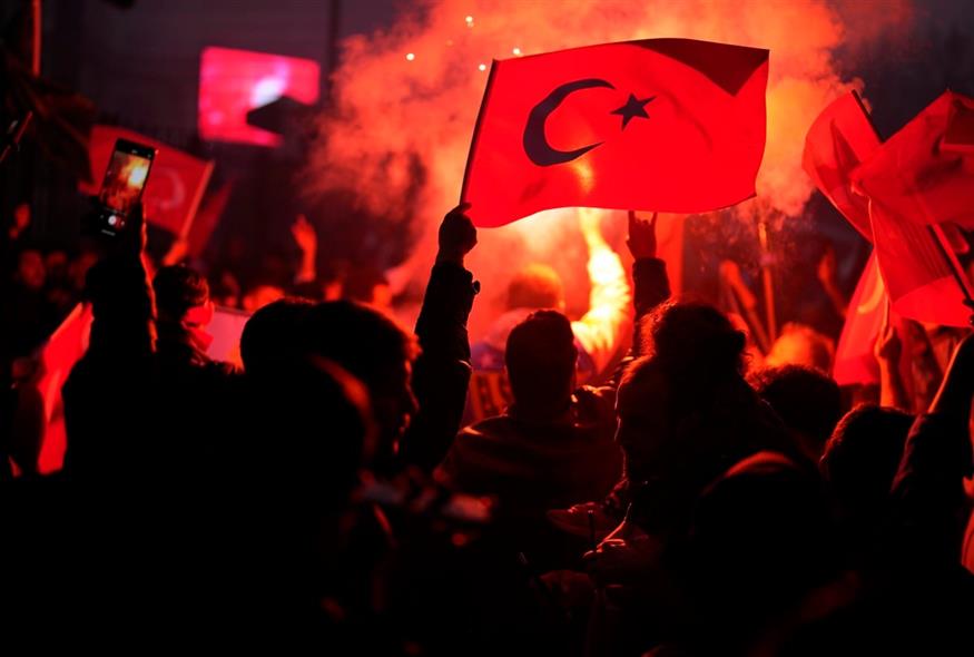 Έξαλλοι πανηγυρισμοί των οπαδών του Ερντογάν/AP (gallery)