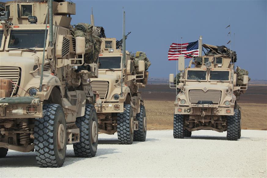 Αμερικανικά άρματα μάχης αποχωρούν από τη Συρία/(AP Photo/Baderkhan Ahmad)