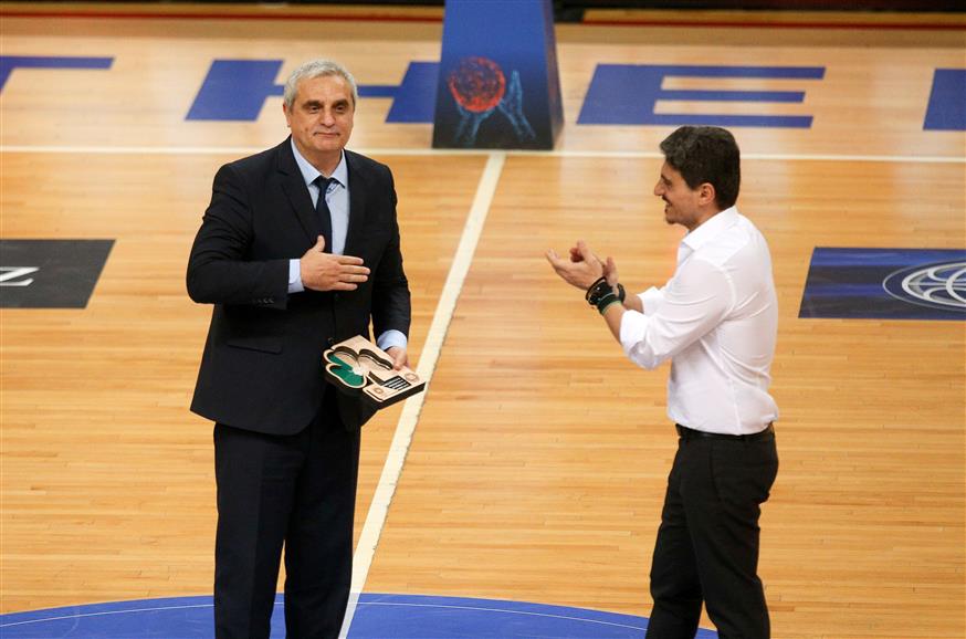Προ ολίγων εβδομάδων ο Δημήτρης Γιαννακόπουλος είχε βραβεύσει τον Αργύρη Πεδουλάκη για την προσφορά του (Intime)