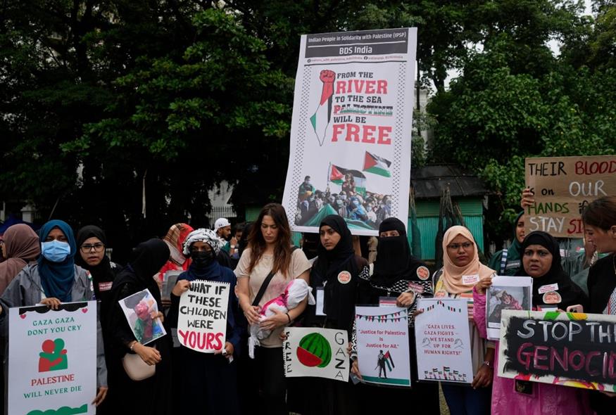 Από την Ελλάδα ως την Ινδία, ο κόσμος απαιτεί να τελειώσει η γενοκτονία (Rajanish Kakade/AP)