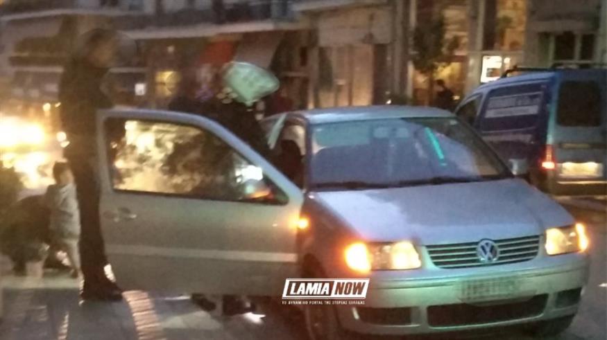 Οι αστυνομικοί κάνουν έλεγχο στο αυτοκίνητο (copyright: lamianow.gr)